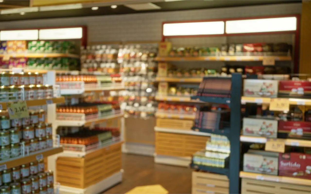 Scaffali di supermercato con prodotti confezionati