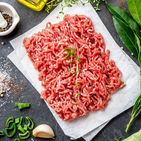 Carne macinata cruda con ingredienti per la preparazione