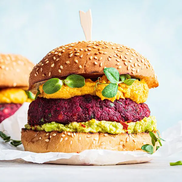 Burger vegetale di barbabietola con salsa e guacamole