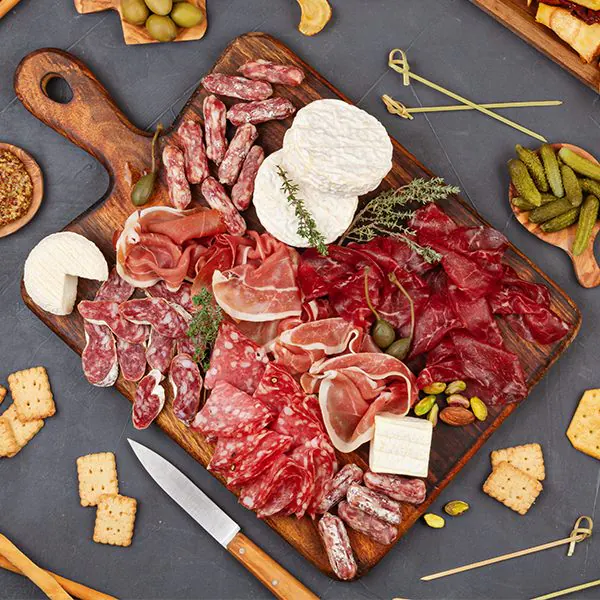 Tagliere di salumi affettati, salami e formaggio